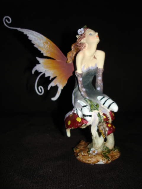 Figurine Fée Lulu Sur Champignon - Déco De Jardin Féérique En Résine, Peinte à La Main
